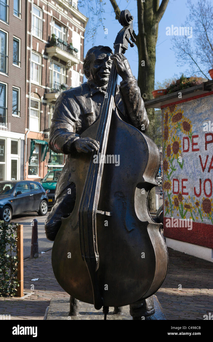 Statua del musicista olandese Manke Nelis su Johnny Jordaanplein, quartiere Jordaan, Amsterdam, Paesi Bassi Foto Stock