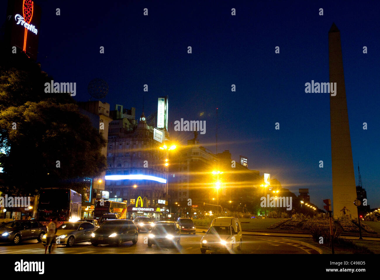 Avenida 9 de Julio di notte a Buenos Aires, Argentina. Foto Stock