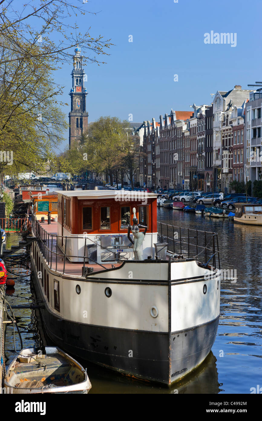Houseboat sul Prinsengracht con la torre di Westerkerk (Westertoren) dietro, Grachtengordel, Amsterdam, Paesi Bassi Foto Stock