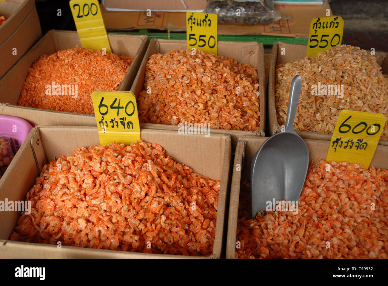 Gamberi secchi e gamberi, mercato di Chinatown Bangkok in Thailandia Foto Stock