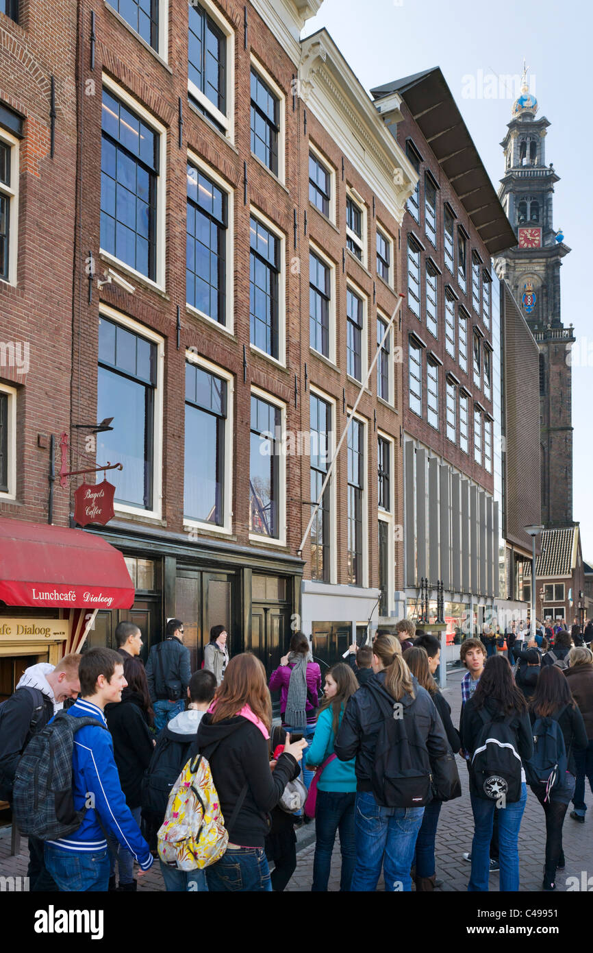 I turisti di fronte alla casa di Anna Frank su Prinsengracht con torre di Westerkerk (Westertoren) dietro, Amsterdam, Paesi Bassi Foto Stock