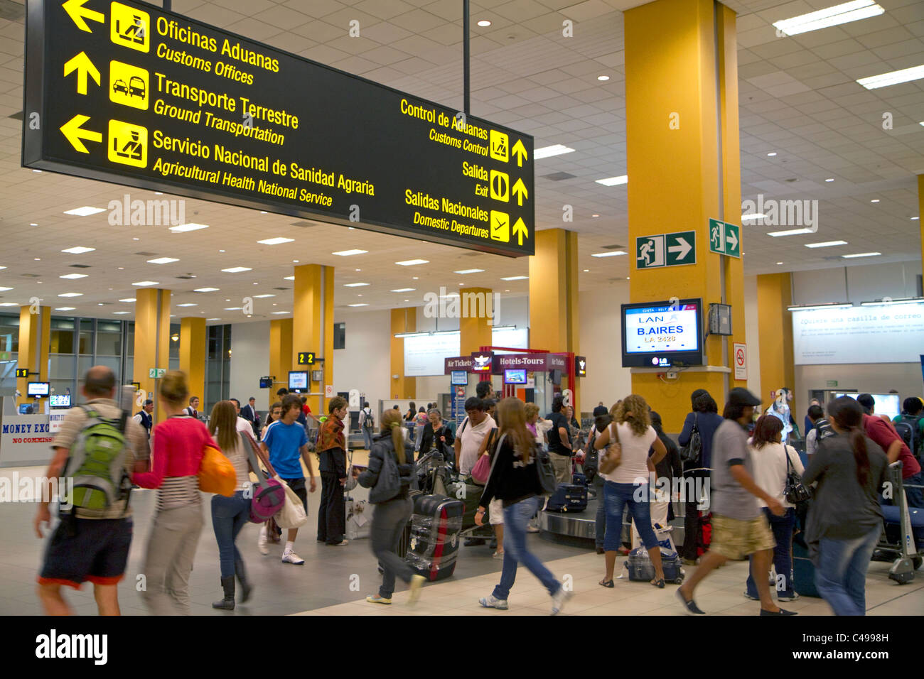 Nella sala degli arrivi presso l'Aeroporto Internazionale Jorge Chavez a Callao, Perù. Foto Stock