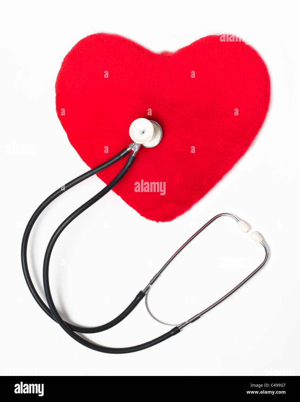 Rosso cuore di peluche con uno stetoscopio Foto Stock