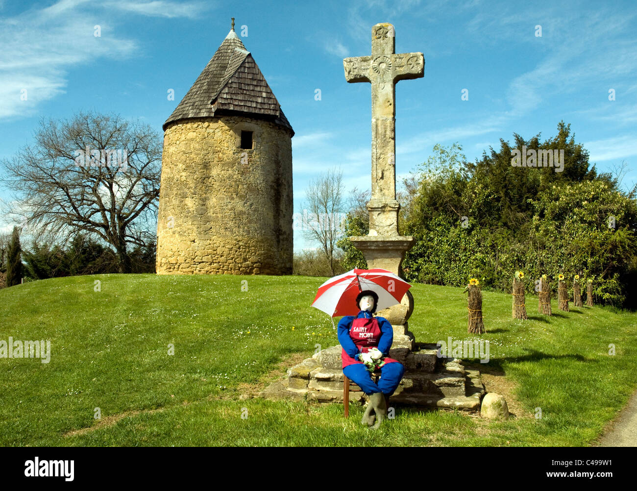 Un jolly farcite figura alla periferia del villaggio di Lupiac promuove Saint Mont vini durante un weekend fete Foto Stock
