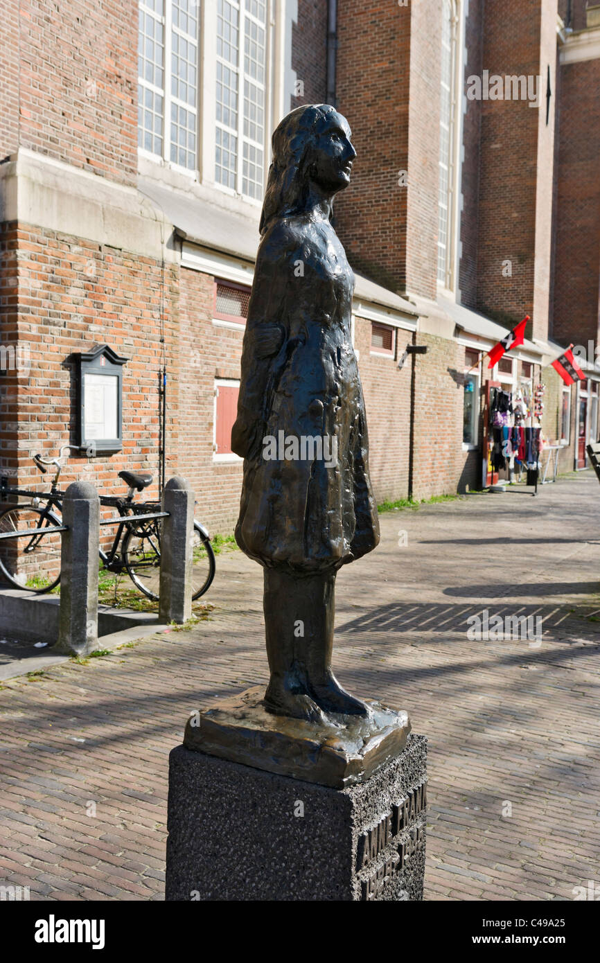 Statua di Anna Frank da Marie Andriessen fuori la Westerkerk, Grachtengordel, Amsterdam, Paesi Bassi Foto Stock