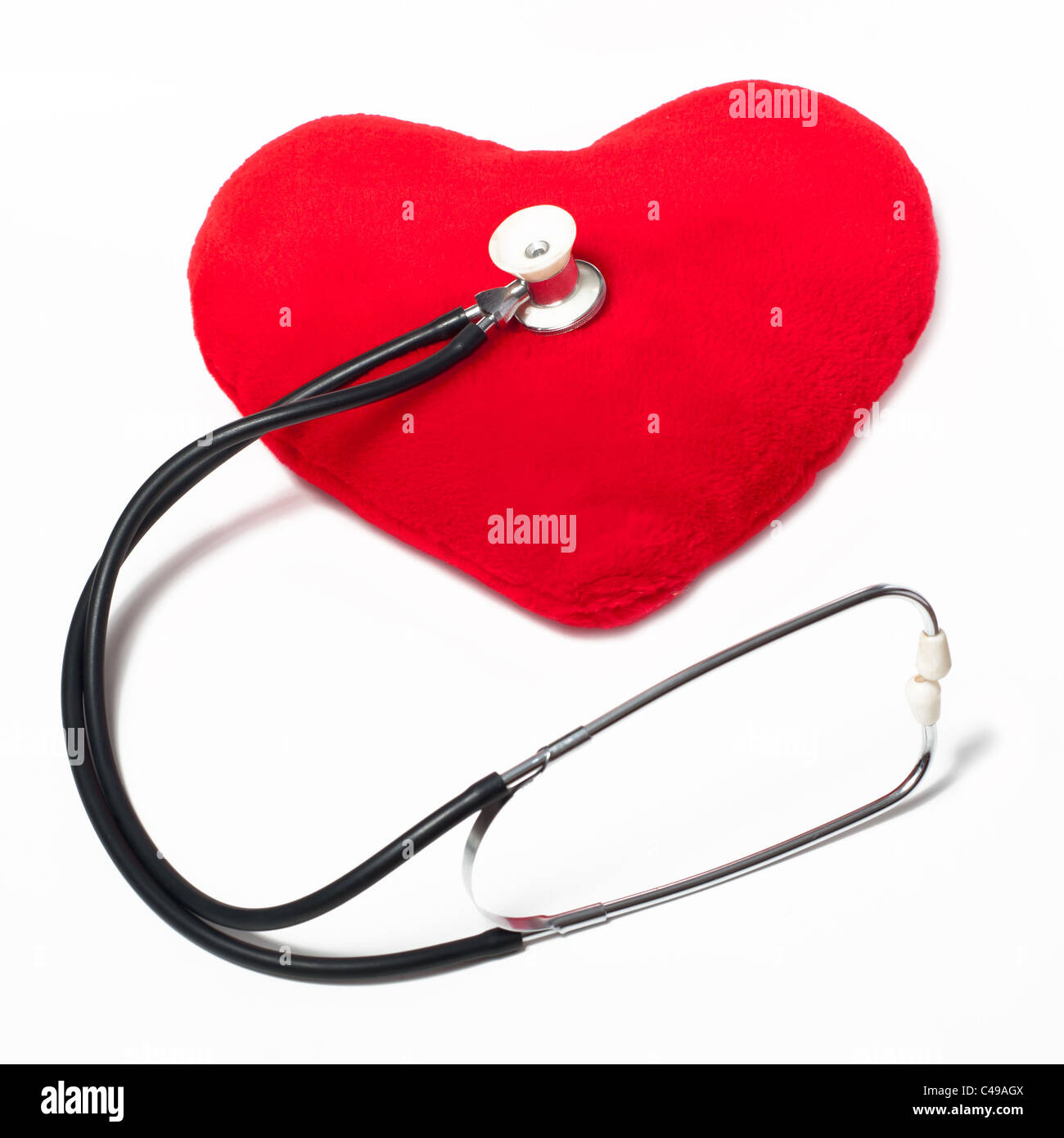 Rosso cuore di peluche con uno stetoscopio Foto Stock