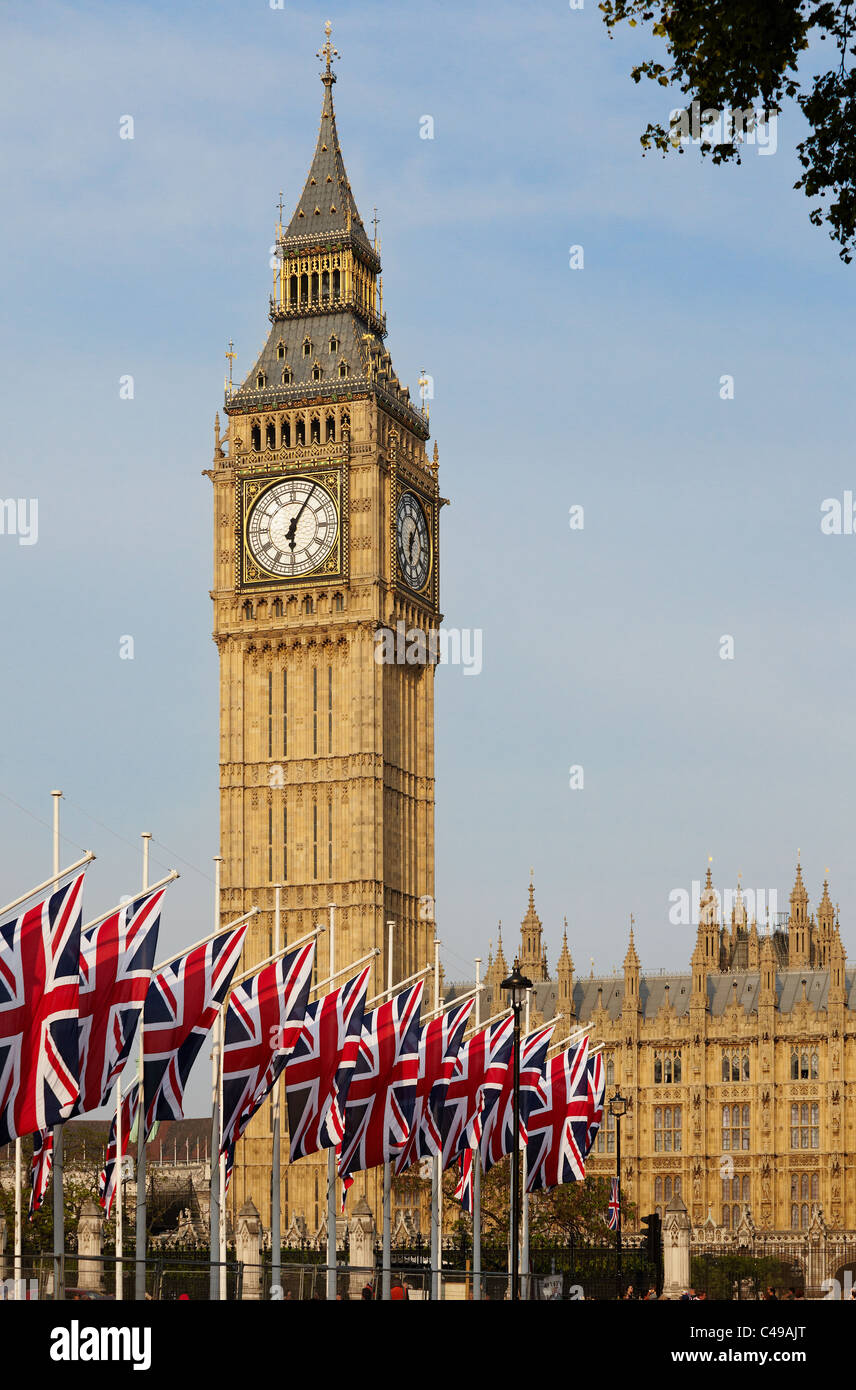 Il Big Ben e il Parlamento con l'Unione Jack bandiere di Piazza del Parlamento. Foto Stock