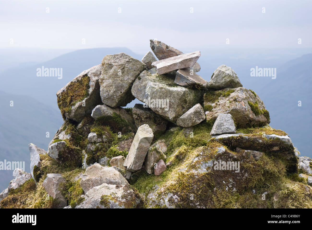 La Westmorland Cairn sulla grande timpano affacciato Wasdale. Foto Stock