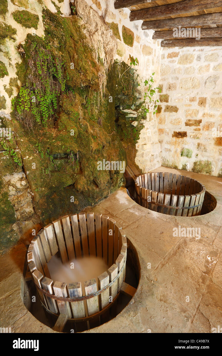 In vecchio stile il lavaggio di barili nel parco nazionale di Krka Foto Stock