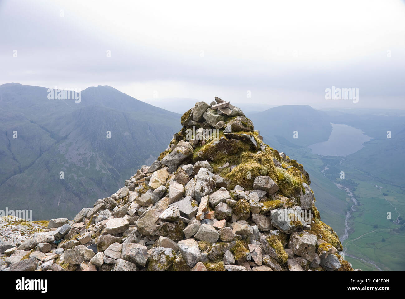 La Westmorland Cairn sulla grande timpano affacciato Wasdale. Foto Stock