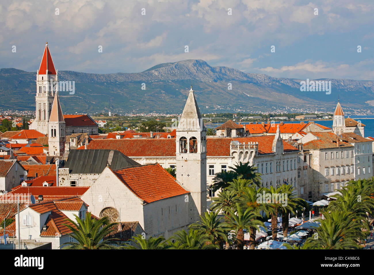 Panorama delle torri della chiesa nella città di Trogir Foto Stock