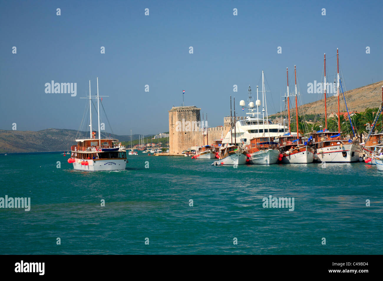 Barche di crociera dock nella città di Trogir in Croazia Foto Stock