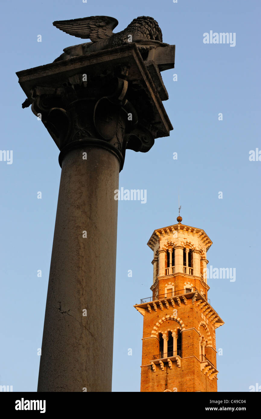 Il leone alato Colonna di San Marco in piazza della Erbe e la Torre dei Lamberti a Verona Foto Stock