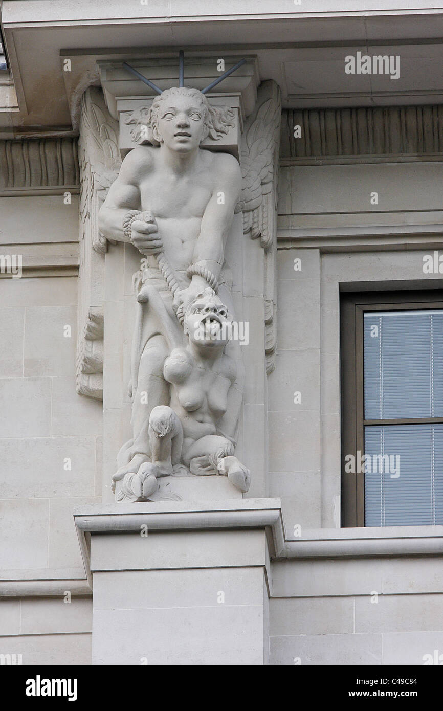 Una delle (6) immagini in questo set correlati a grottesche su un edificio londinese in Grosvenor Place, Londra. Foto Stock