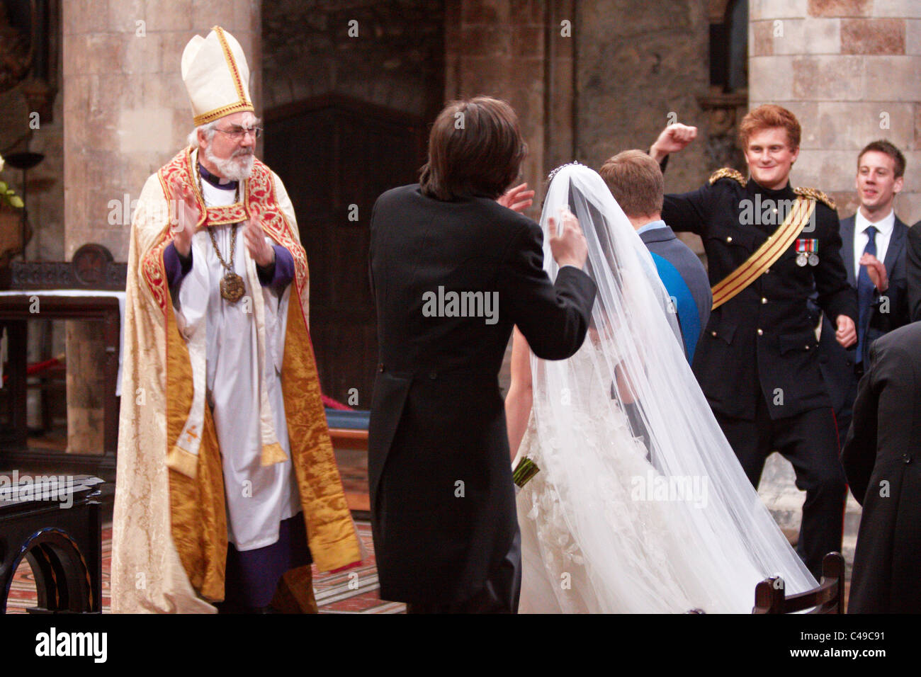 Lookalikes fingere di sposarsi in una simulazione di Royal Wedding cerimonia filmata per un T-Mobile annuncio Foto Stock