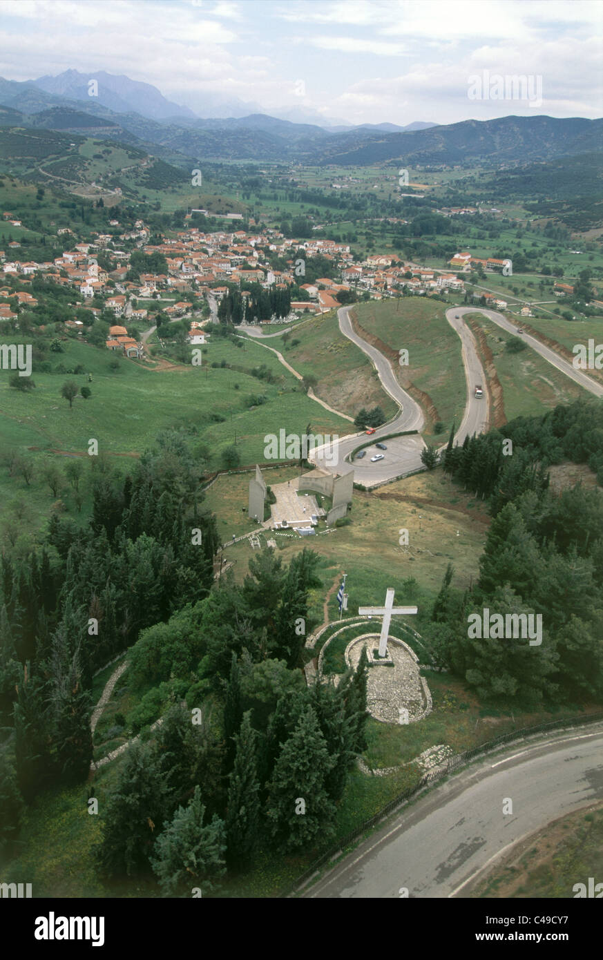 La fotografia aerea di una gigantesca croce bianca nei pressi del villaggio greco di Kalavarita Foto Stock