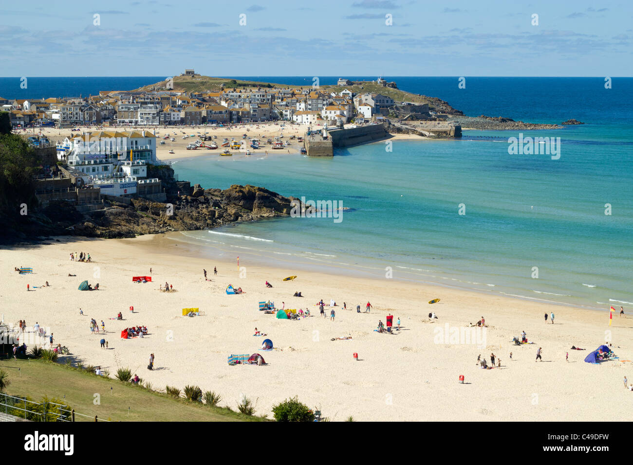 St Ives Porthminster beach con il porto e la città in lontananza. Foto Stock