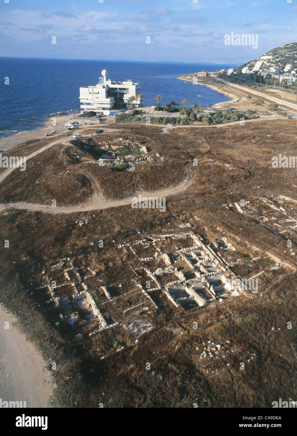 Vista aerea delle rovine di Shikmona e le ricerche oceanografiche istituzione su Haifa la costa meridionale Foto Stock