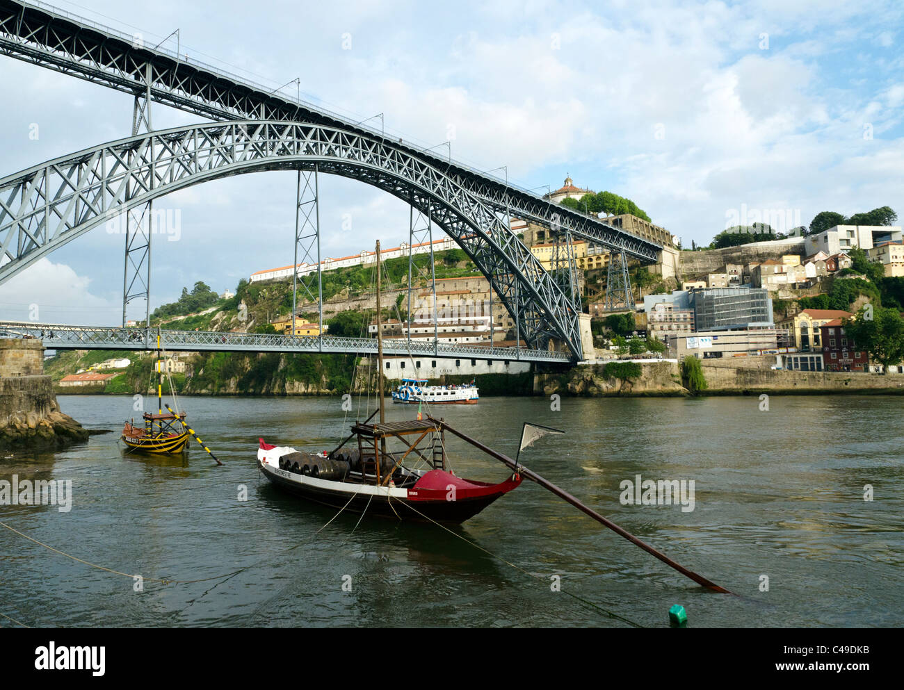 Il vino di Porto barche sul fiume Douro e Luis i bridge, Porto, Portogallo Foto Stock