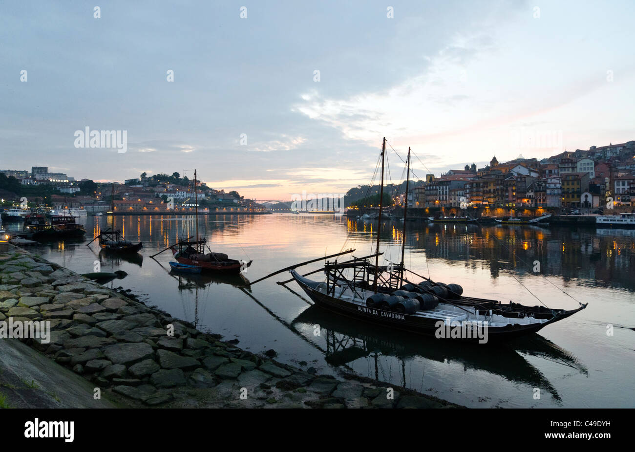 Il vino di Porto barche sul fiume Douro al tramonto, Porto, Portogallo Foto Stock