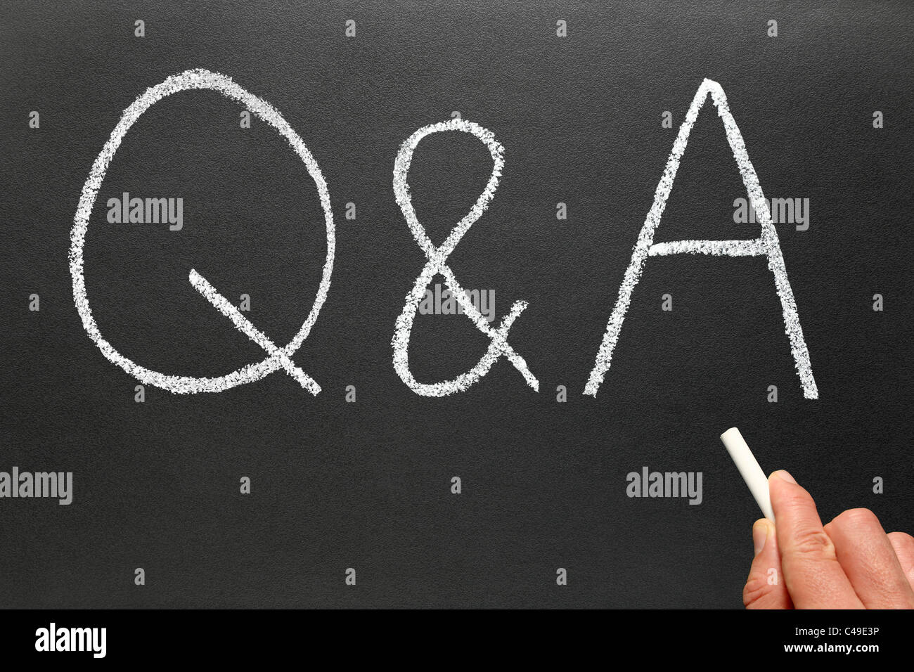 La scrittura Q&A, domande e risposte su una lavagna. Foto Stock