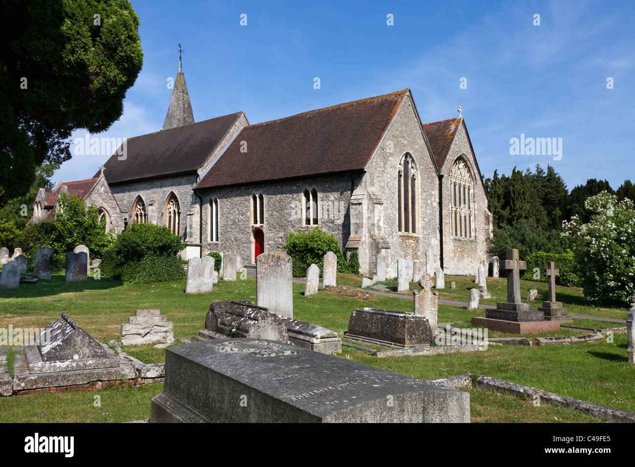 La Chiesa di San Pietro a Titchfield Wilfrid della Chiesa Sassone Hampshire tombe nel cimitero di pietra tomba inglese Inghilterra vecchio relegious antico Foto Stock