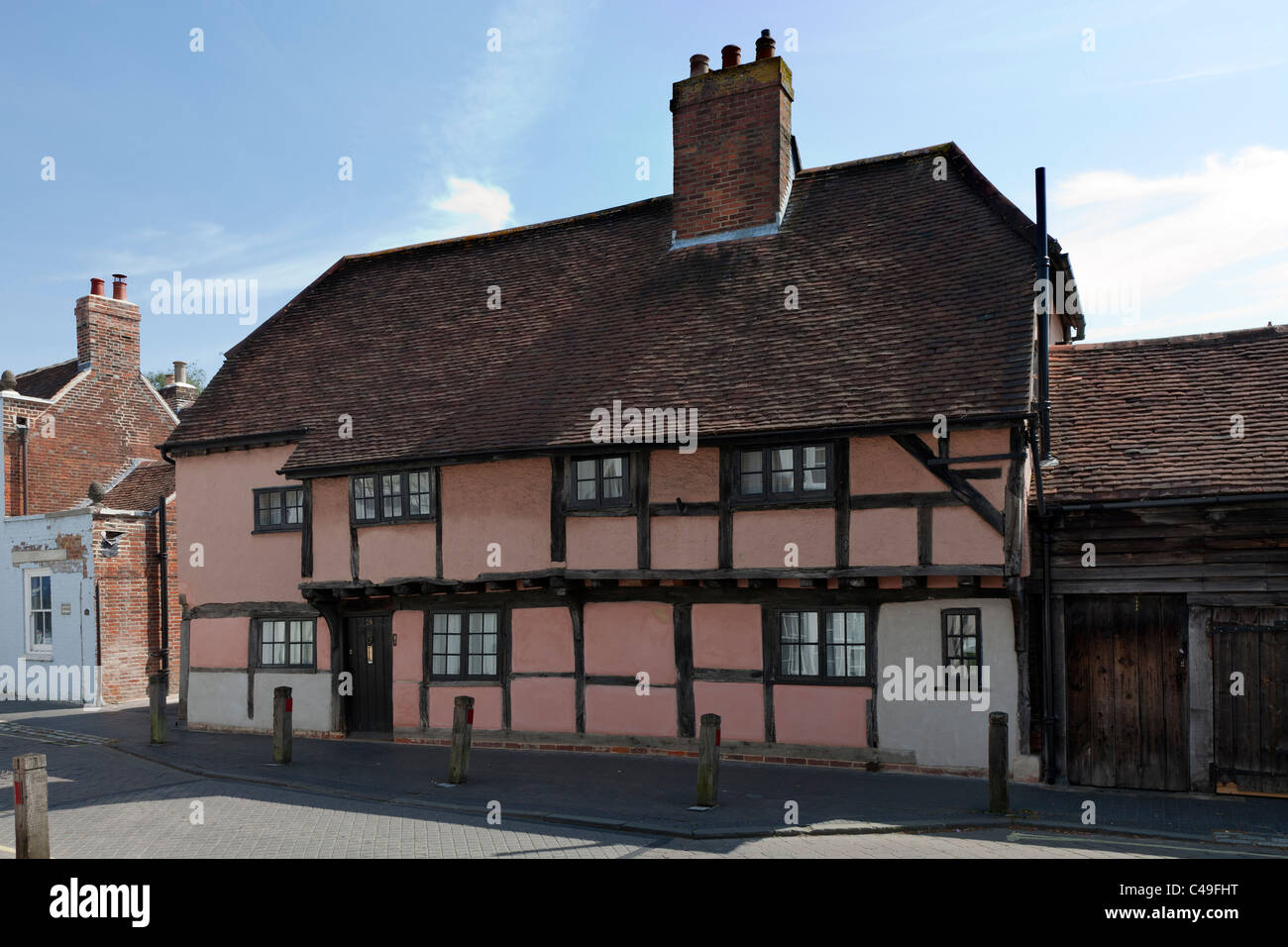 Casa antica dimora a Titchfield Hampshire Inghilterra UK High Street in legno a telaio in legno rosa in legno di rovere a spiovente porta di garage Foto Stock
