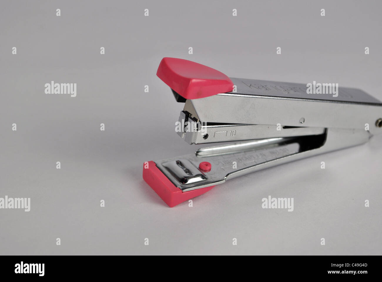 Cucitrice per ufficio perno fisso adiacente il raggruppamento tagliare cut-out silo sfondo bianco metallo fibra in plastica argento lucido Foto Stock