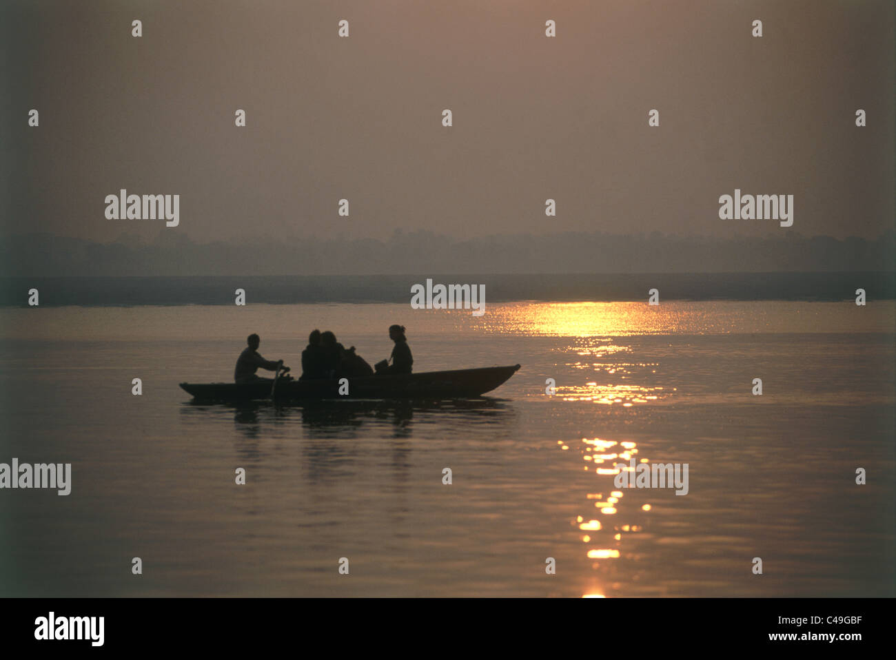 Fotografia di una barca a remi sulle rive di un fiume in Varansi Foto Stock