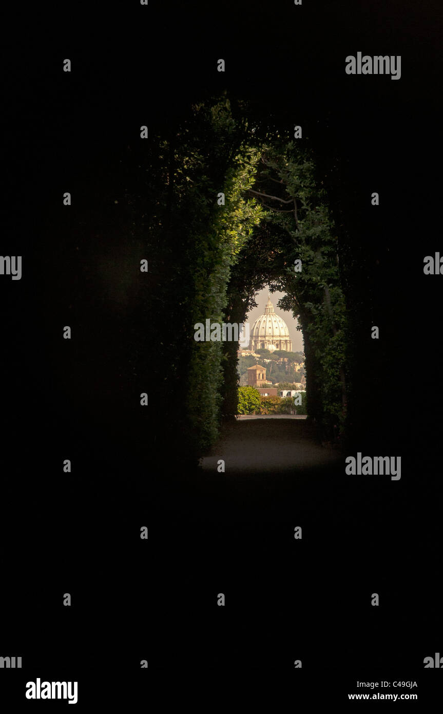 La vista della Basilica di San Pietro, Roma attraverso il buco della  serratura al giardino dei Cavalieri di Malta Foto stock - Alamy