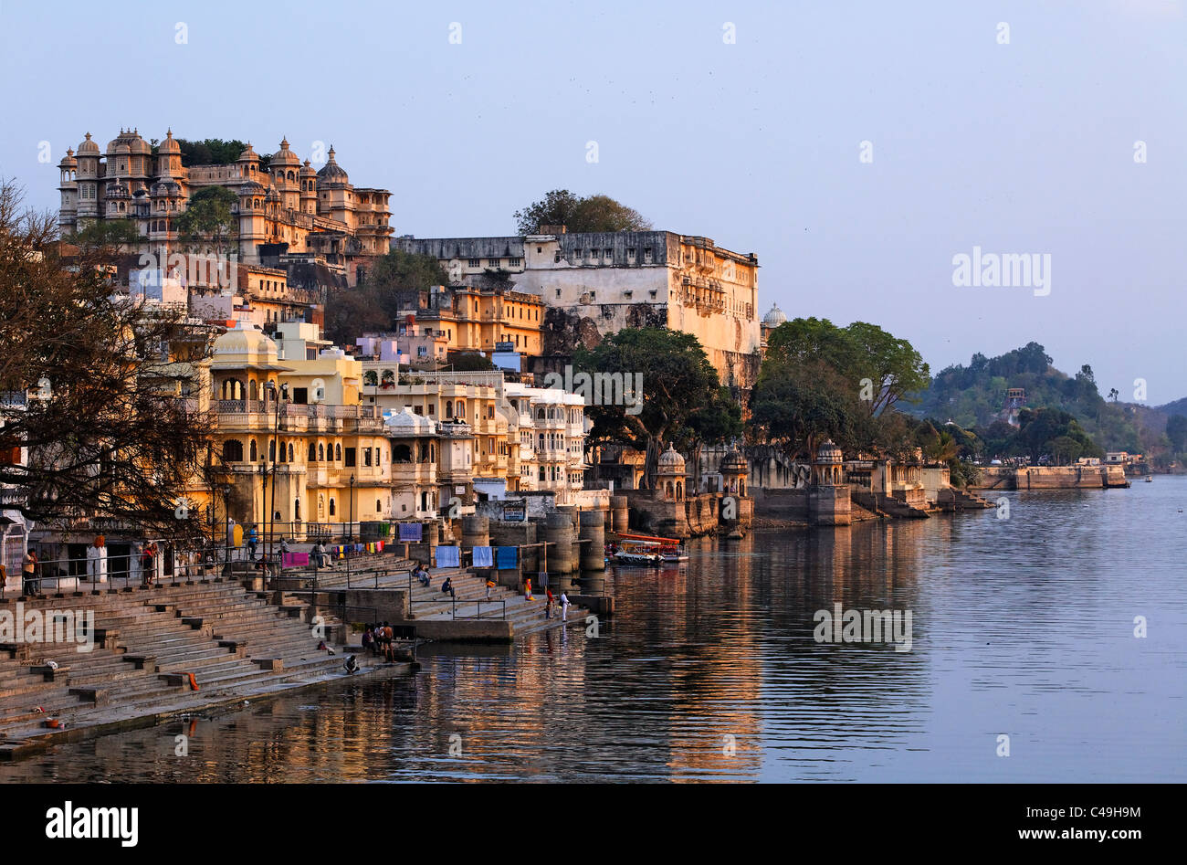 India - Rajasthan - Udaipur - il palazzo della città e del Lago Pichola Foto Stock