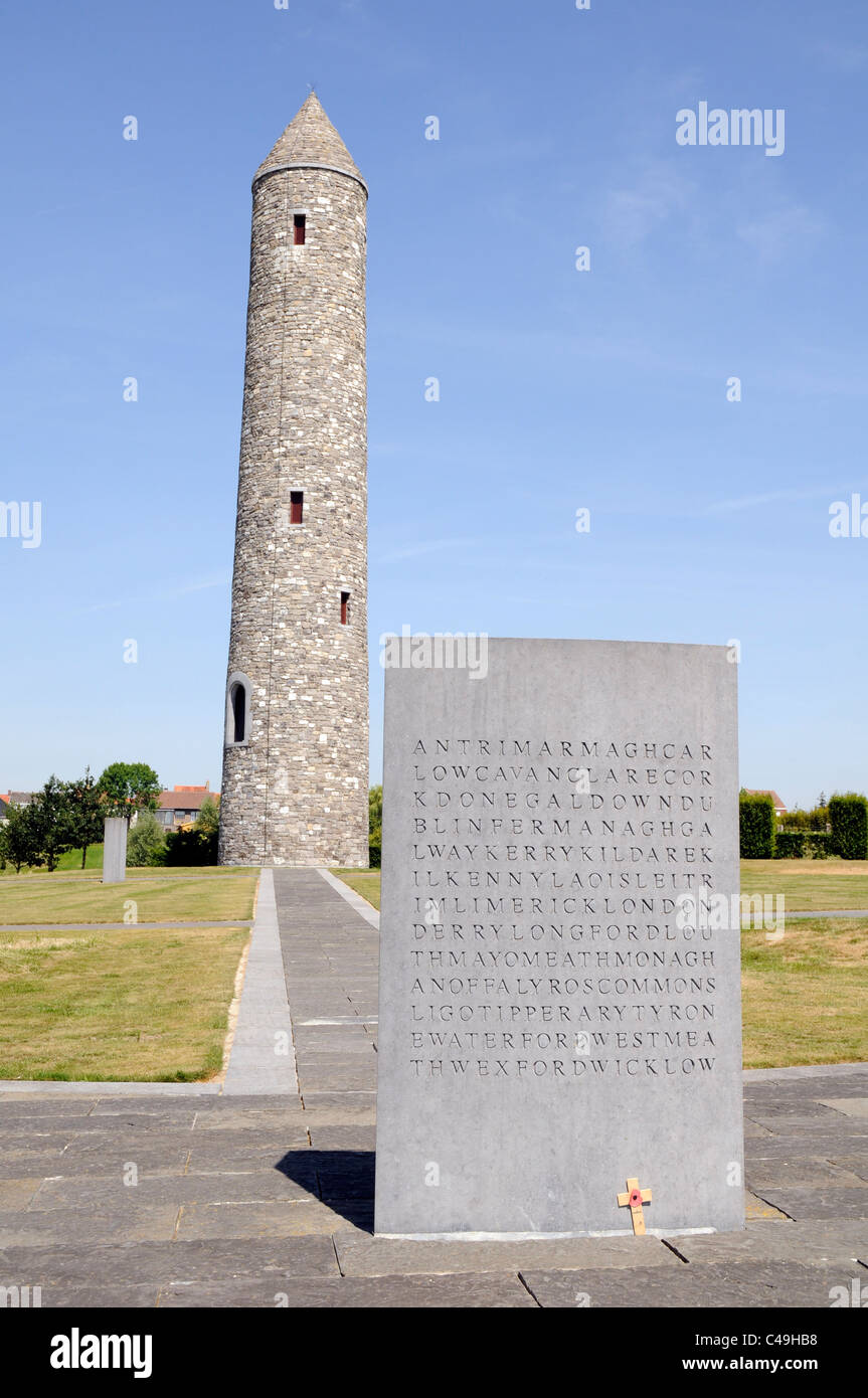 Irish 'Round Tower' e il pilastro che rappresentano tutti i 32 contee dell'Irlanda presso l'isola di Irlanda il Parco della Pace, Messines, vicino a Ypres Foto Stock