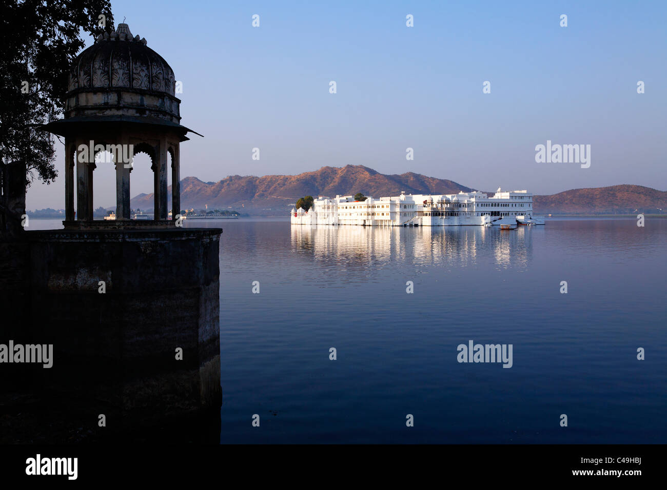 India - Rajasthan - Udaipur - il Lago Palace Hotel nel mezzo del lago Pichola Foto Stock