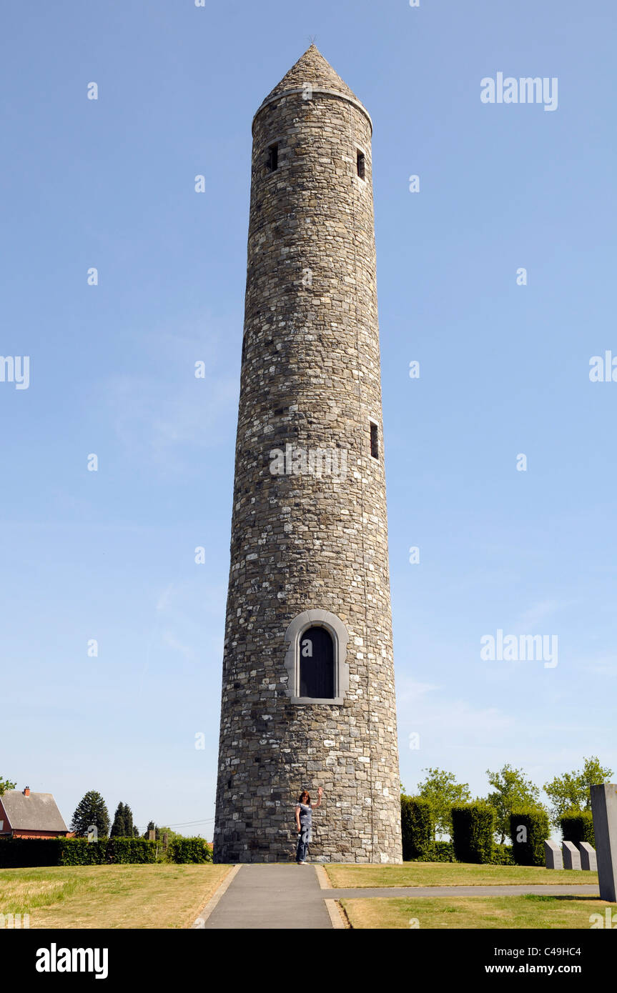 Irish 'Round Tower" presso l'isola di Irlanda il Parco della Pace, Mesen (Messines), vicino a Ypres, Belgio. Foto Stock