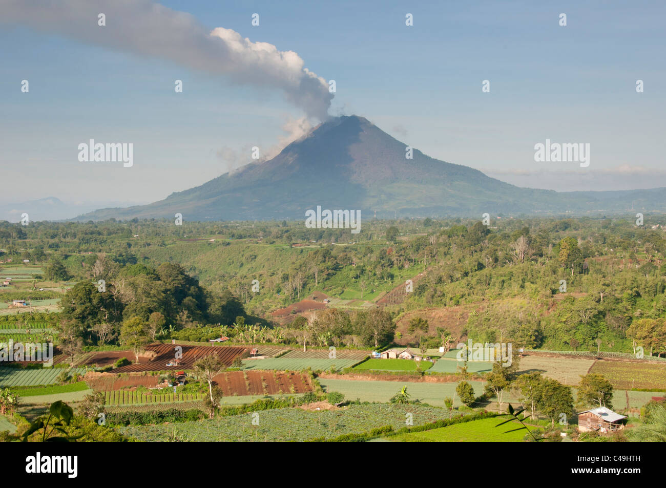 Il monte Vulcano Sinabung, nel nord di Sumatra, Indonesia Foto Stock