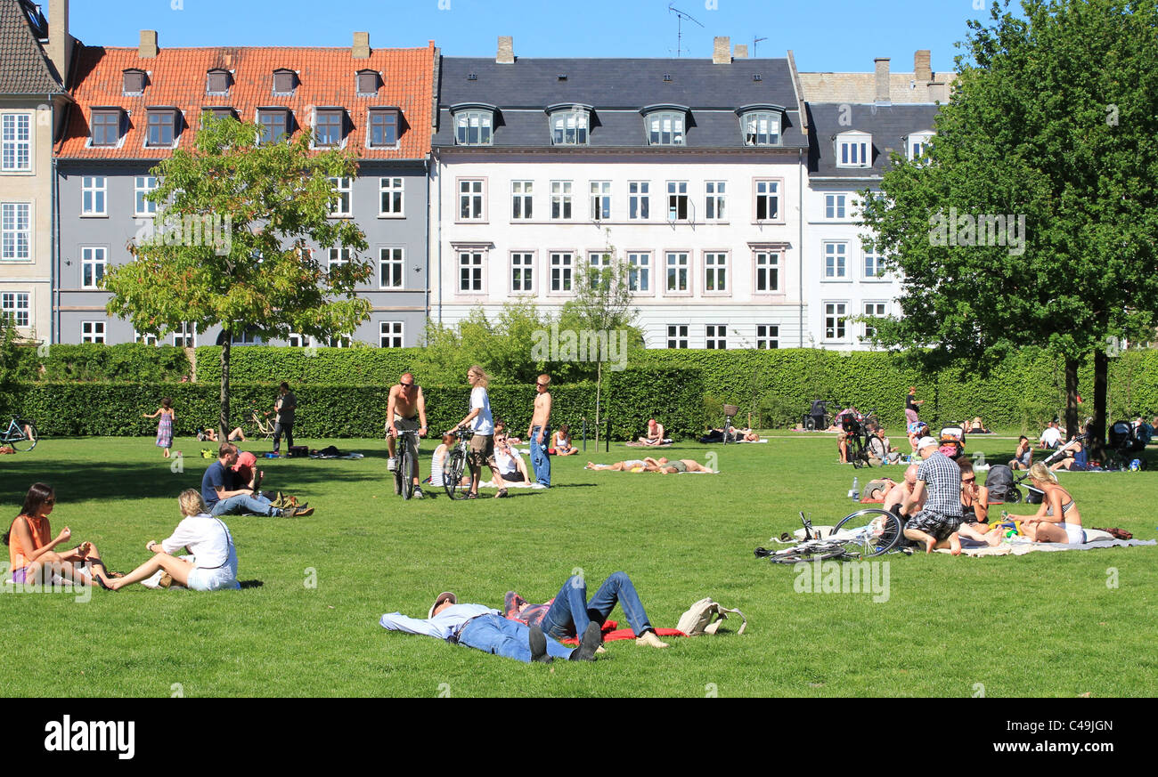 Per coloro che godono l'estate presso il Castello di Rosenborg giardini (Kongens Have) di Copenhagen, Danimarca. Foto Stock