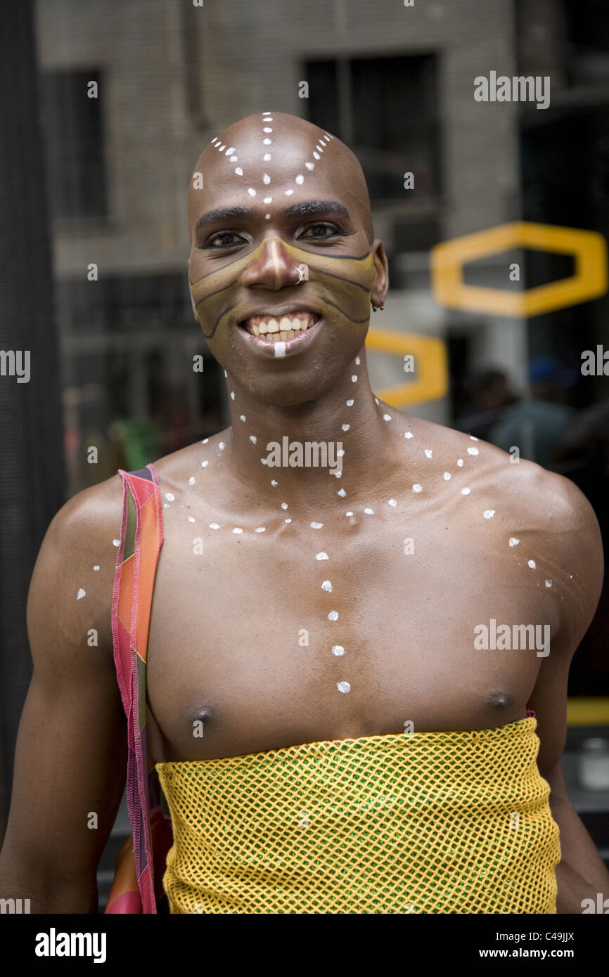 Anuual New York City Dance Parade lungo Broadway a New York City. La ballerina in attesa di partecipare alla sfilata Foto Stock