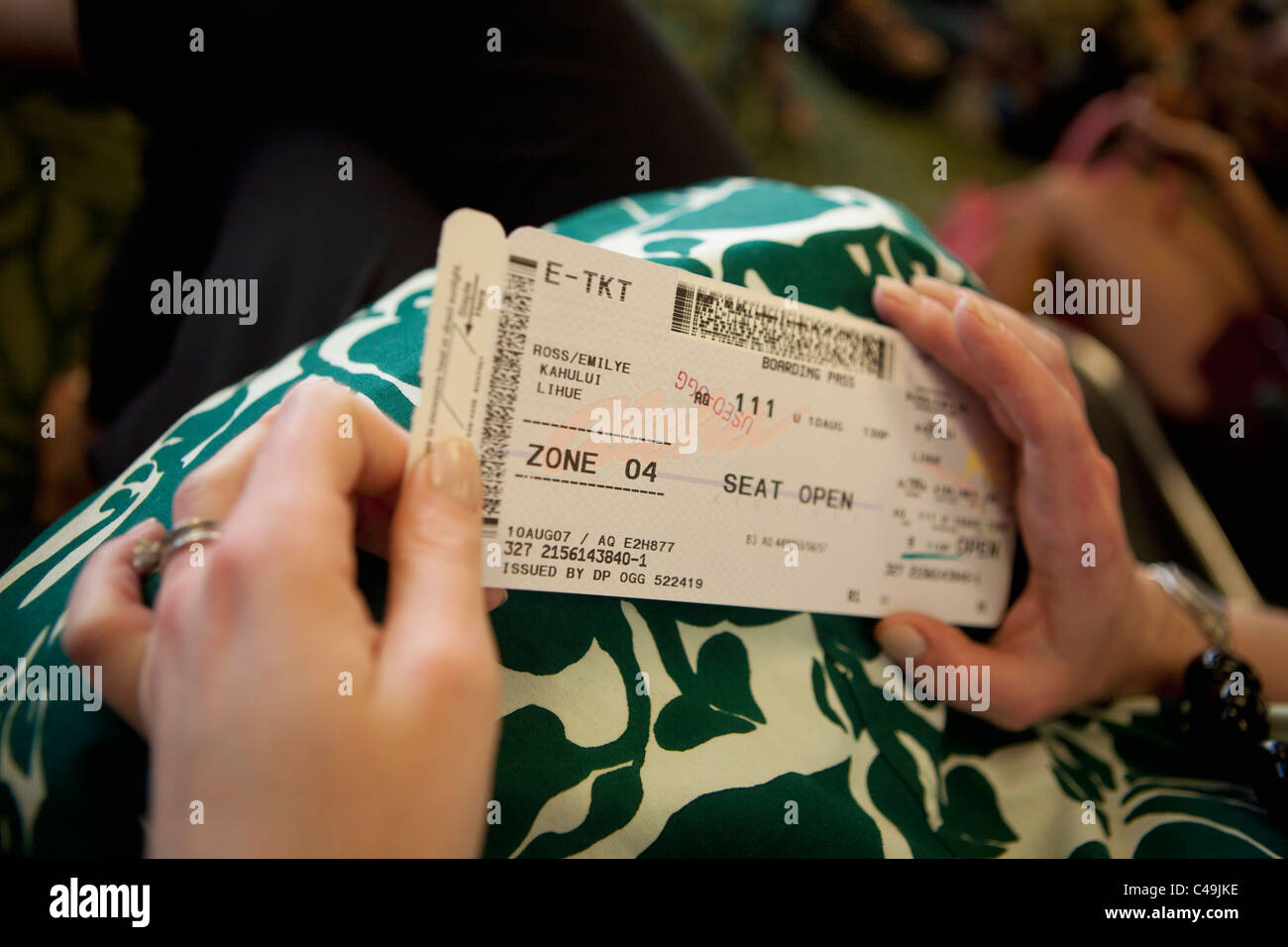 Una donna può contenere un biglietto aereo. Foto Stock