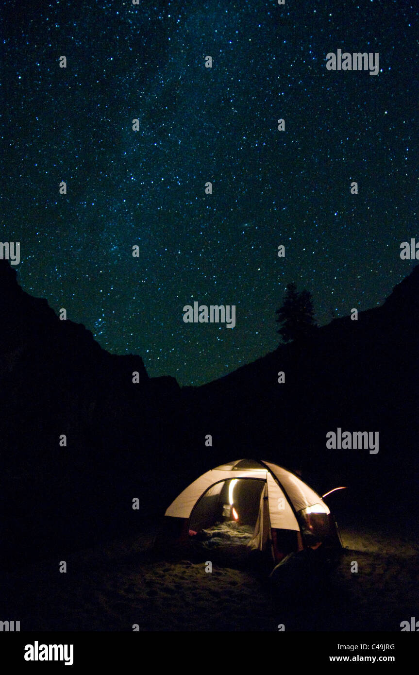 Via Lattea e il cielo notturno al di sopra di una tenda al Cliffside Camp sul Medio Forcella del fiume di salmoni ID Foto Stock