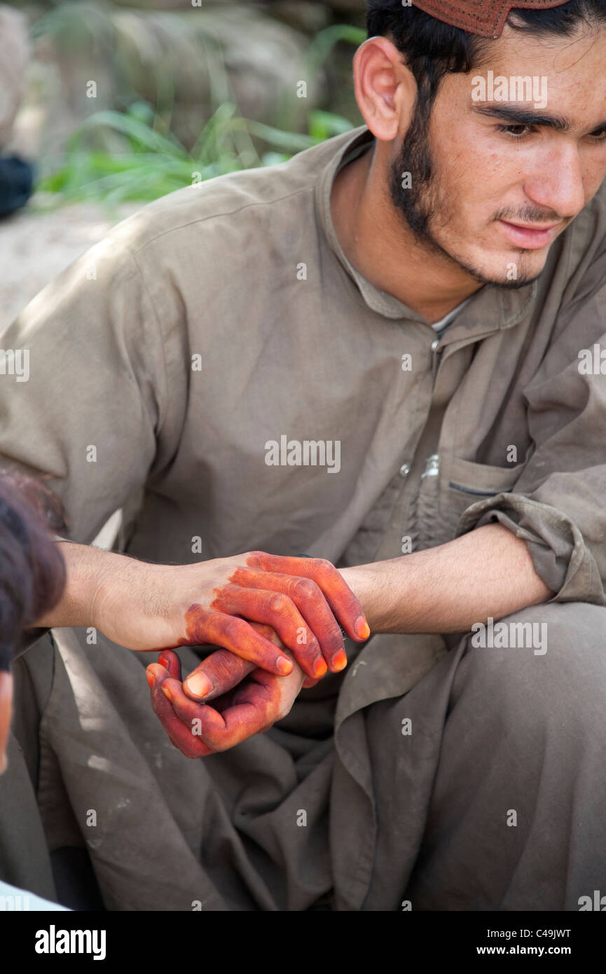 Uomo con hennaed mani in Helmand in Afghanistan Foto Stock