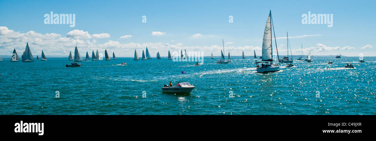 L'avvio dell'annuale Brisbane a Gladstone yacht race, Moreton Bay, Brisbane, Queensland, Australia Foto Stock