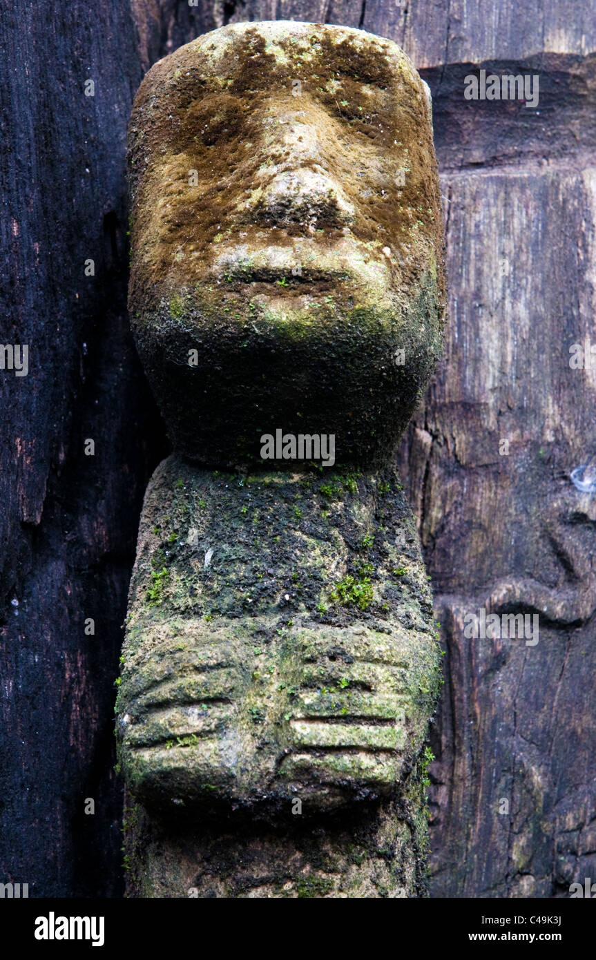La scultura in pietra, Craft shop waikabubak sumba indonesia Foto Stock