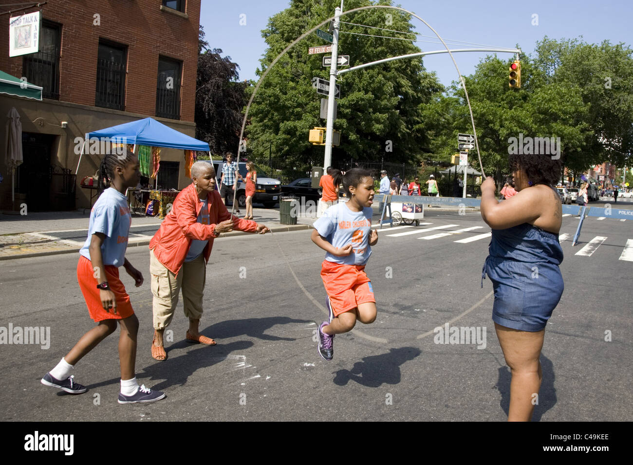 La pratica di Double Dutch (salto con la corda) sulla strada di Brooklyn durante la danza Africa Festival a BAM Brooklyn Academy of Music Foto Stock