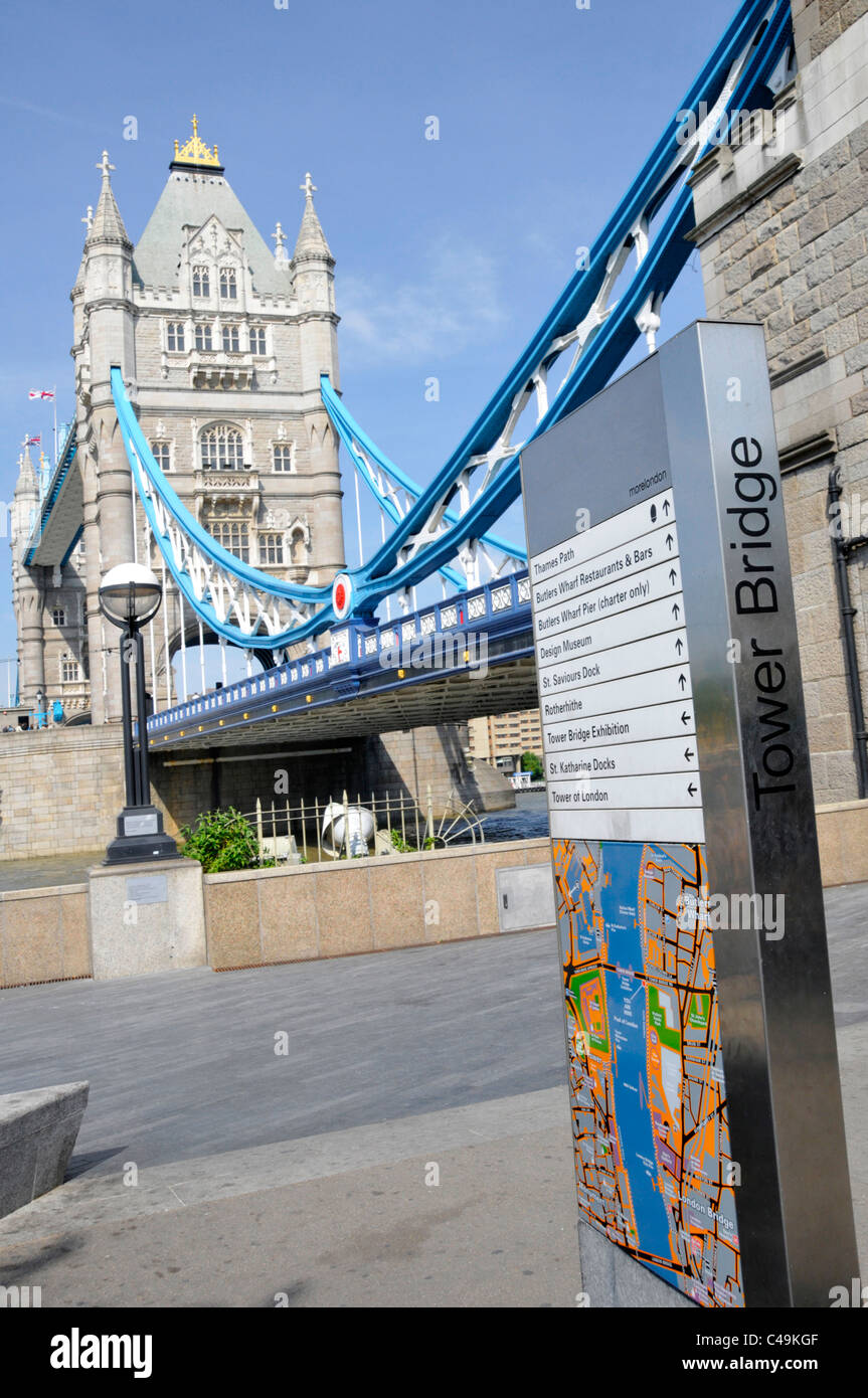 Informazioni turistiche cartelli leggibili London Street Sign at Tower Bridge cartina locale e indicazioni per raggiungere luoghi turistici nelle vicinanze Shad Thames Southwark Londra Regno Unito Foto Stock