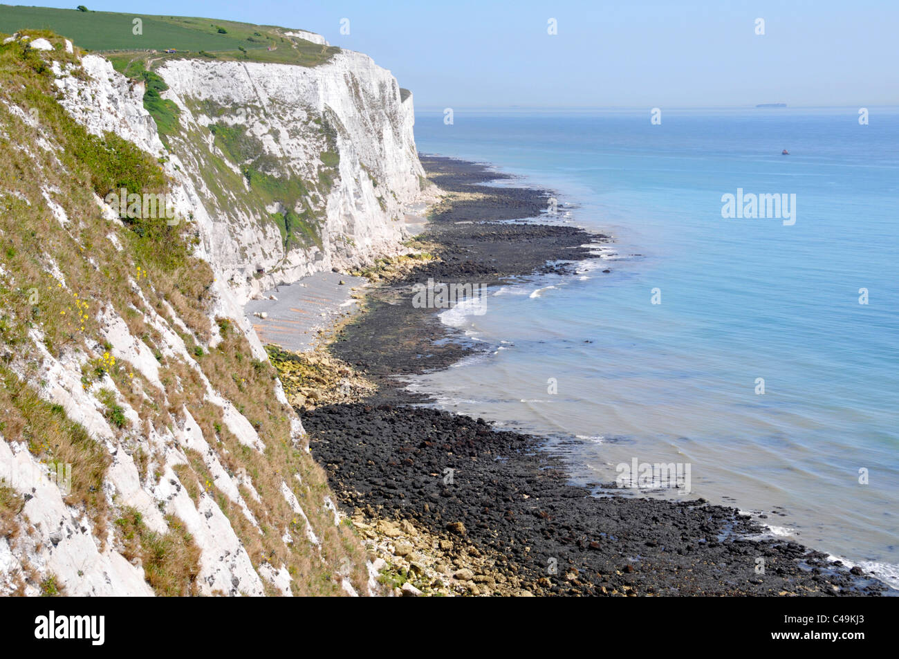 Chalk Bianche Scogliere di Dover Kent England Regno Unito e il Canale della Manica a bassa marea Foto Stock