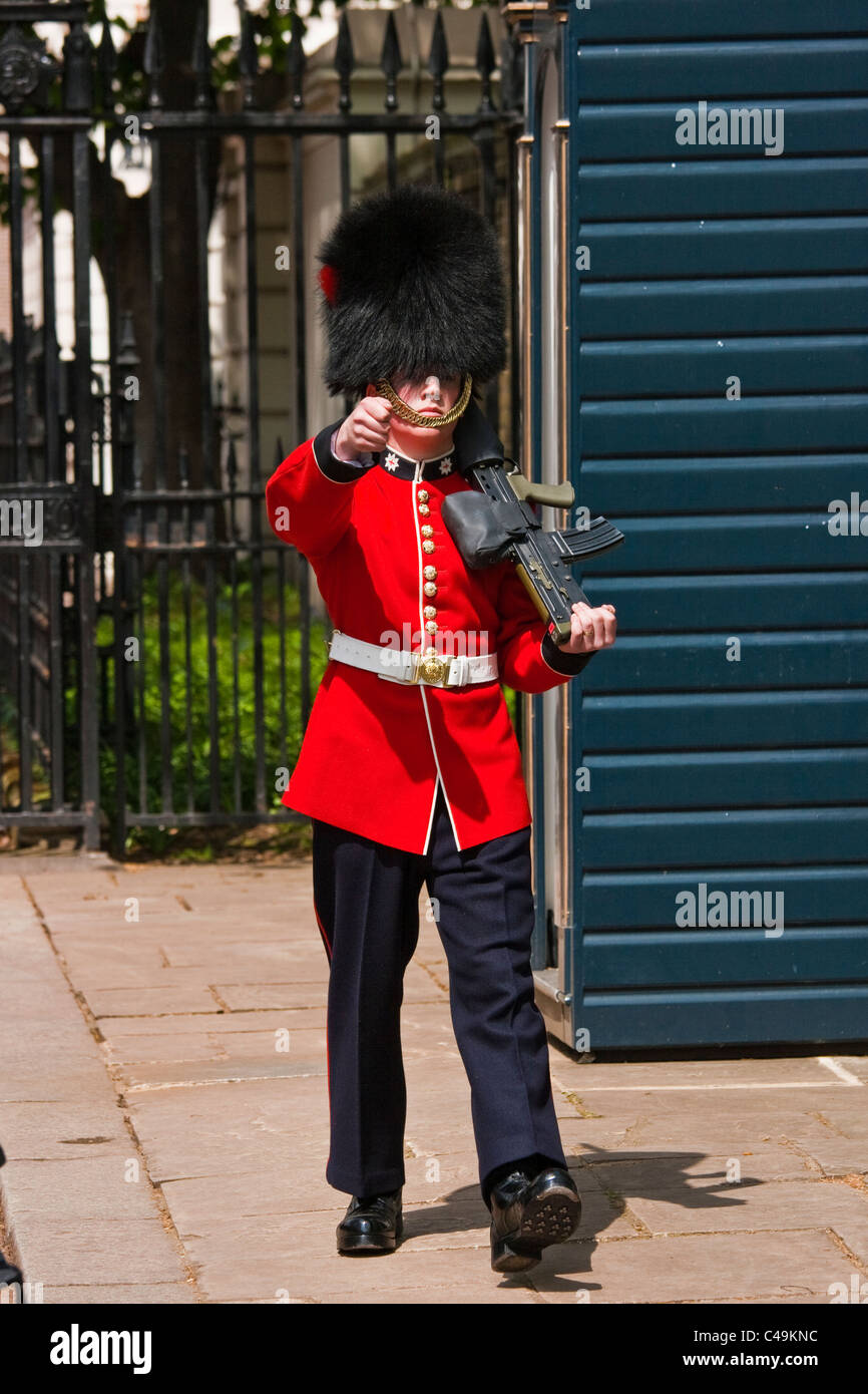 Coldstream guardsman marciando al di fuori di Clarence House Foto Stock