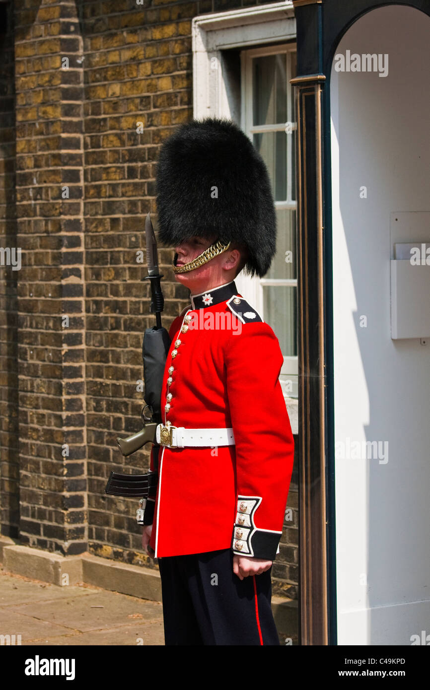 Coldstream guardsman al di fuori di garitta Clarence House Foto Stock