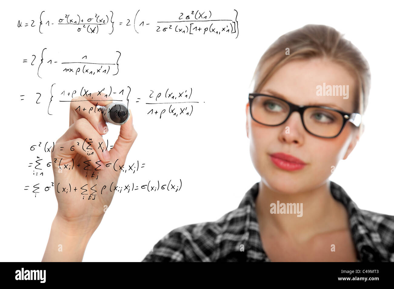 Bionda ragazza studente il disegno di un modello matematico nell'aria, isolato su bianco Foto Stock