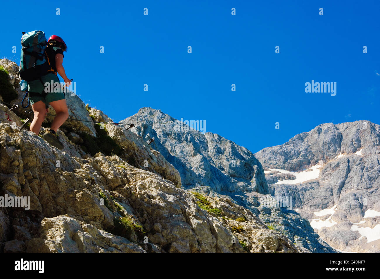 Scalatore su una via ferrata o percorso protetto sul lato nord di 2864m Triglav nelle Alpi Giulie, Slovenia Foto Stock