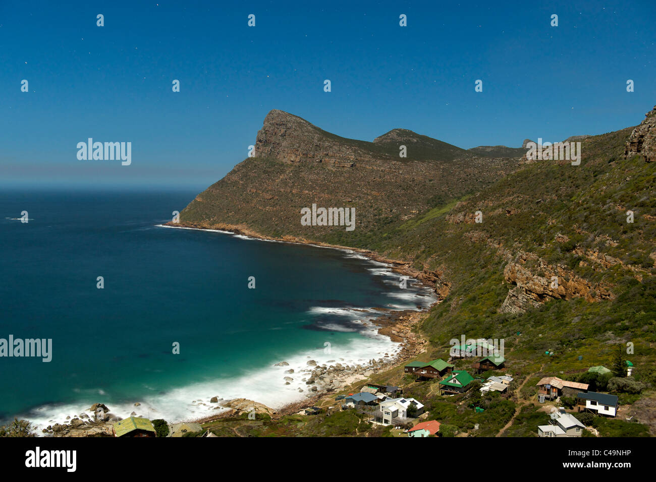 Notte di Luna, vista della baia di Smitswinkle in Cape Town, Sud Africa. Foto Stock